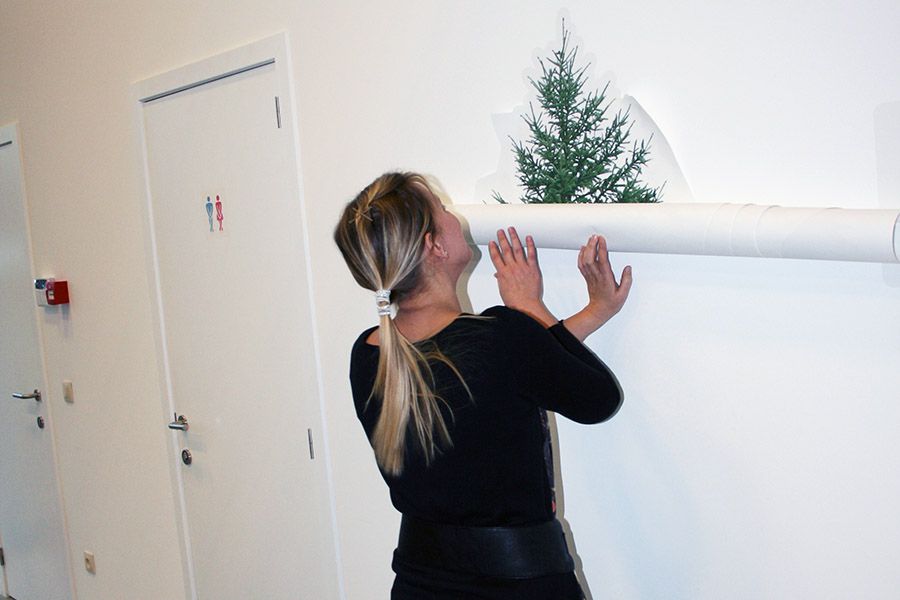 textielsticker met kerstboom print om de showroom aan te kleden volgens seizoen